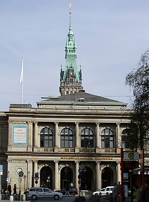 04_22965 Handelkammer Hamburg, im Hintergrund der Turm vom Hamburger Rathaus. 