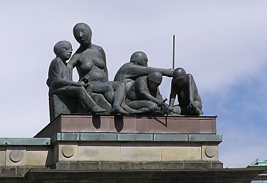 04_22768 bis 1943 befanden sich allegorische Zink-Skulpturen auf der Brse, die 1842 vom Bildhauer August Kiss angefertigt wurden. Die Figuren stellten Hammonia und Minerva dar.