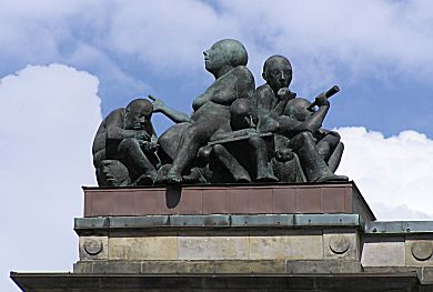 04_22769 2005 wurden die im II. Weltkrieg zerstrten Skulpturen durch Figurengruppen ersetzt, die vom Bildhauer Waldemar Otto geschaffen wurden. (siehe Abb. 04_22768/69) 
