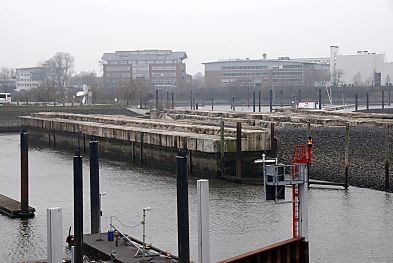 011_15386 Blick ber die ehem. U-Boot-Bunker Anlage in Hamburg Finkenwerder; im Hintergrund Gebude der Hamburger Airbuswerke.