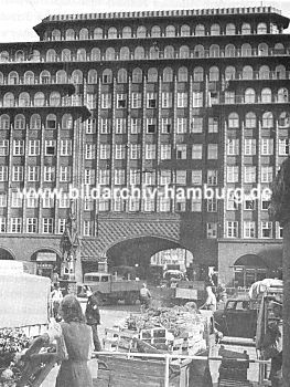 011_15194 - Wochenmarkt vor dem Chilehaus ca. 1950; re. im Hintergrund der Vierlnderinbrunnen, der zum Hopfenmarkt verlegt wurde. 
