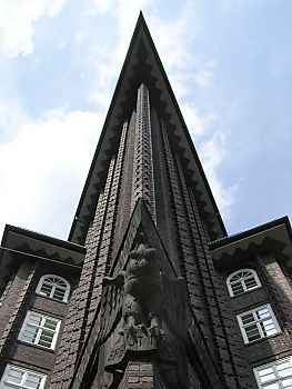 011_15195 - der Kermik-Schmuck am Chile - Haus wurde von dem Bildhauer Richard Kuhl entworfen.