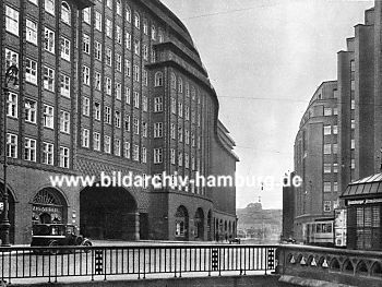 011_15196 - Blick durch die Strasse Pumpen Richtung Klosterwall im Vordergrund das Schutzgitter vom Klingbergfleet.