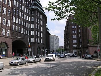 011_15197 - Blick zum Klosterwall; lks. das Chilehaus re. der Messberghof; das Klingbergfleet ist zugeschüttet worden, aber immer noch parken Autos vor dem Gebäude.