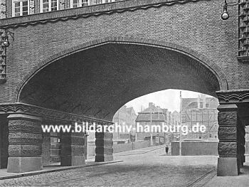 011_15201 - Blick durch den Torweg vom Chilehaus; der Abriss vom Gngeviertel an der Steinstrasse hat schon begonnen. ( ca. 1928 ) 