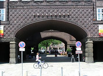 011_15203 - Blick durch die Torweg / Fischertwiete Richtung Burchardplatz. Der Schriftzug Chilehaus steht in goldenen Buchstaben an der Hausfassade; ein Fahrradfahrer fhrt freihndig auf dem Fussweg.