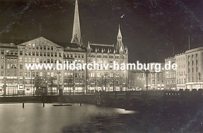 011_15163 - Nachtaufnahme von der Hamburger Innenstadt; neben dem beleuchteten Europa-Haus das Haus Vaterland an der Bergstrasse; im Hintergrund der Turm der St. Petri Kirche. (ca. 1935 )