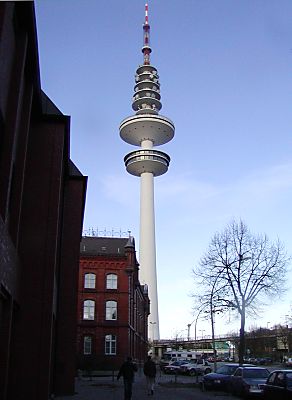 011_14610 - Fernsehturm; lks. ein unter Denkmalschutz stehendes  Gebude des ehem. HEW-Kraftwerks Karoline. (2001)