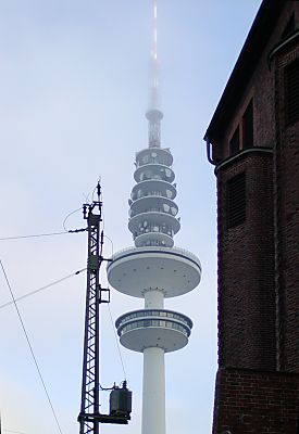 011_14613 - die Spitze des Turms ist von niedrigen Wolken umhllt.