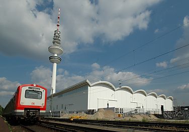 011_14616 - Fernsehturm und Rckseite der neuen Messehallen; S-Bahnzug Richtung Pinneberg.