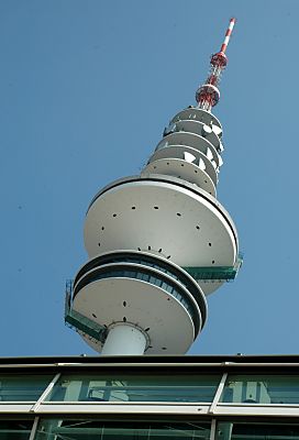 011_14617 - Heinrich Hertz Turm; Blick auf die Plattformen und Sendeantenne/ Sattelitenschsseln. 
