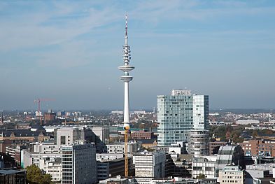 011_14622 - Hamburg-Panorama, im Bildzentrum der Heinrich Hertz Turm; rechts das Unileverhaus.