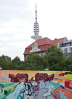 011_14623 - Mauer mit Grafitti; im Hintergrund der Fernsehturm. 