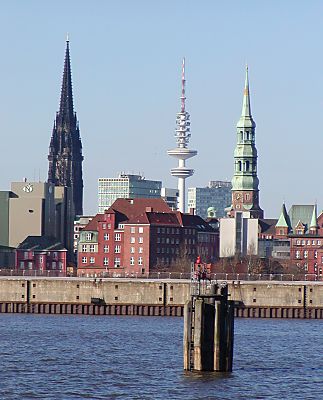 011_14654 - Blick zum Strandhafen; lks. die Nikolaikirche, rechts vom Fernsehturm die St. Katharinenkirche. 