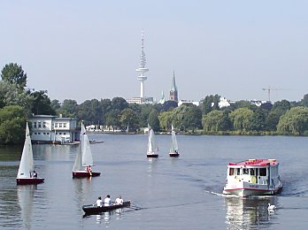 011_14647 - ein Ruderboot, Alsterdampfer und mehrere Segelboot auf der Aussenalster - im Hintergrund neben dem Fernsehturm die St. Johanniskirche in Hamburg Harvestehude. 