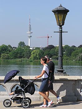 011_14649 - Spaziergnger mit Kinderkarre auf der Feenteichbrcke mit historischer Lampe. 