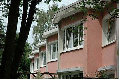 011_14309 obere Fensterfront der Reihenhuser in der Gartenstadt am Hohnerkamp.