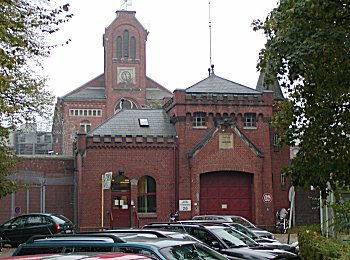 04_22841 Eingang der Justizvollzugsanstalt Fuhlsbttel; im Hintergrund die Backsteinkirche, die u.a. jetzt als "Besucherzimmer" genutzt wird.