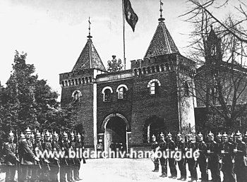 04_22842 Polizeiparade vor dem Gefngnis Fuhlsbttel; Polizeibeamte mit Gewehr und Pickelhelm, ca. 1900. 