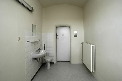 04_23357 Gefngniszelle, die Tr ist geschlossen; in der Ecke Waschbecken + Toilettenbecken. 