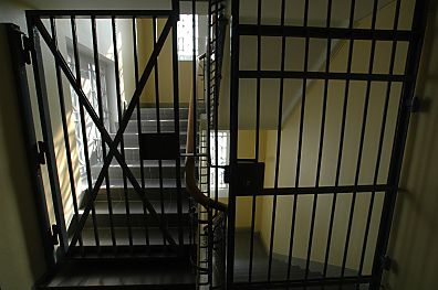04_23348 Treppenhaus mit Gittertren in der Strafvollzugsanstalt Fuhlsbttel. 