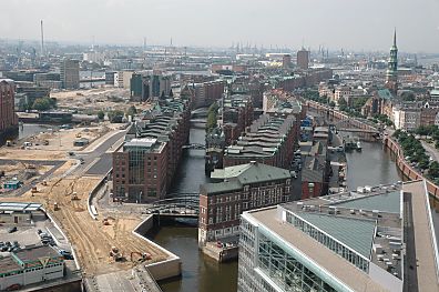 011_14698 Backstein - Lagerhuser und Strassenbau in der neuen Hafencity; in der Bildmitte der Hollndische Brook Fleet, rechts der Zollkanal. 