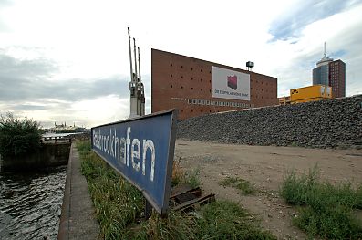 011_14719 Schild Grasbrookhafen und Kaispeicher A; an dessen Fassade wird mit einem grossen Transparent auf die geplante Elbphilharmonie hingewiesen. 