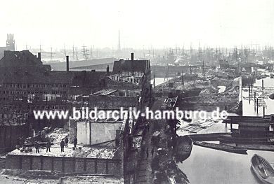 011_15306 Abriss von Wohnhusern beim Kehrwieder fr den Bau der Speicherstadt im Hamburger Freihafen (ca. 1885); hinten links der Turm vom Kaispeicher A - im Hintergrund liegen Segelschiffe im Niederhafen. 
