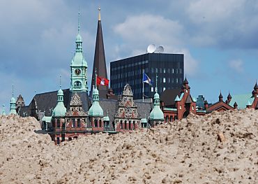 011_15631 im Rahmen der Bauarbeiten an der Hafencity werden mit Sand Warften aufgeschttet, die die neuen Gebude mit 7,5 Meter NN vor Hochwasser der Elbe schtzen sollen. 