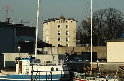 04_22773 - Blick vom Lotsehafen ber die  am Kai liegende Segelschiffe zum Harburger Schlos