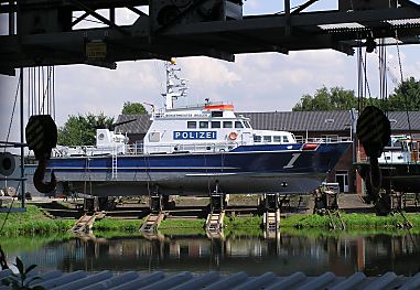 04_22778 - Harburger Werfthafen; ein Polizeiboot ist aufgedockt; Kranhaken im Vordergrund. 