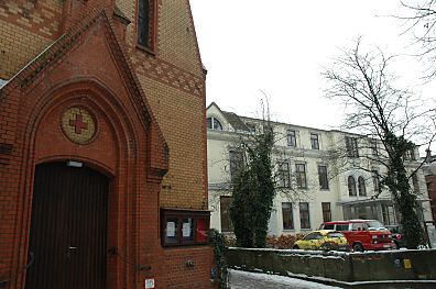 04_22759 - Eingang der Christophoruskirche, rechts das Gebude des Hamburger Hospiz