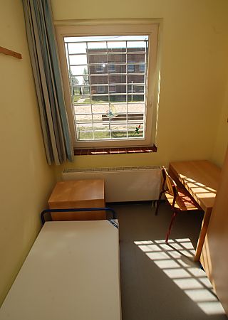 011_15851 - Zelle mit Bett, Tisch, Stuhl und Schrank im Frauenvollzug.