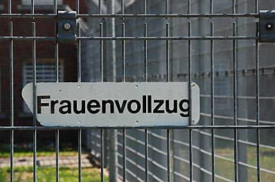 011_15862 - Schild "Frauenvollzug" an der Eingangstr.