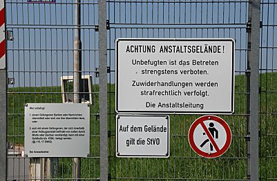 011_15864 - Verbotsschilder an der Aussenseite des Zaunes, der das Gefngnisgelnde umgibt.