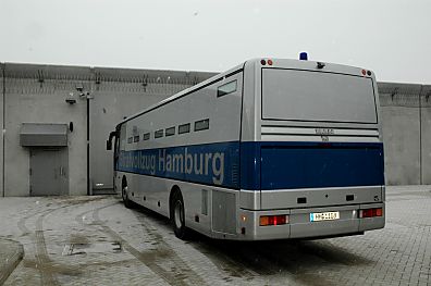 04_22874  - Gefangenenbus vor dem Ausgangstor in der Mauer vom Gefngnis; links der Personendurchgang. 