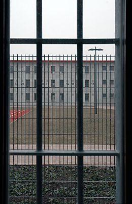 04_22875 - Blick durchs vergitterte Zellenfenster in den Gefngnis- Innenhof.