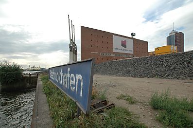 011_14775 altes Hinweisschild fr den Grasbrookhafen, im Hintergrund die Baustelle am Dalmannkai.