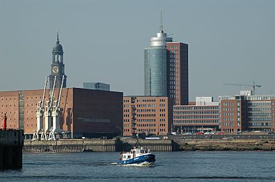011_15424 Blick ber die Elbe; lks. die St. Michaeliskirche und in der Bildmitte das Brogebude des Hanseatic Trade Center am Kehrwieder. (2005 )