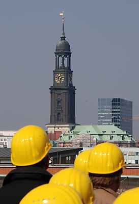 011_15443 Neben dem Michel wird die zuknftige Elbphilharmonie ein weiteres Wahrzeichen der Hansestadt Hamburg sein.