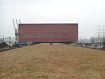 011_14758 Bim Rahmen der Errichtung der Hamburger HafenCity wird Sand auf den ehem. Kaianlagen aufgeschttet. (2003)