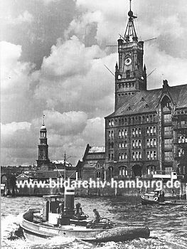 011_14759 Elbseite des Speicher- gebude; Schlepper fahren zu ihrem Liegeplatz - im Hintergrund der Turm der St. Michaeliskirche. (ca. 1925)