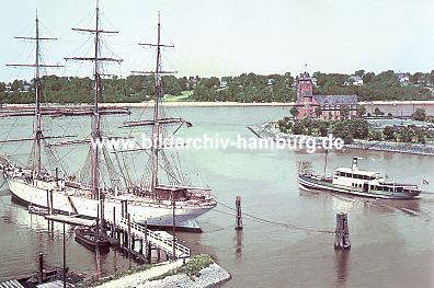 011_15816 - historisches Motiv von Hamburg Finkenwerder; ein Segelschiff liegt am Anleger und eine Hafenfhre verlsst den Finkenwerder Hafen. 