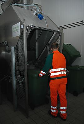 04_23209 ein Arbeiter vom Biogaswerk entleert die Tonne mit biogenem Abfall. 