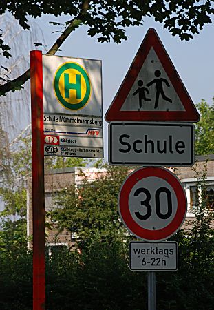 011_15993 - Strassenschilder die auf die Schule Mmmelmannsberg hinweisen und zur Vorsicht auffordern; 30km Zone - Geschwindigkeitsbegrenzung gilt fr den Schulweg.