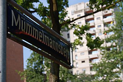 011_15995 - Strassenname Mmmelmannsberg; im Hintergrund die Balkone und Fenster eines Hochhauses des Hamburger Stadtteils.