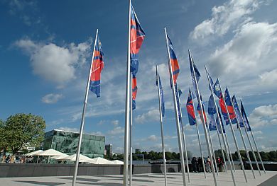 011_14135 - Flaggenmasten am Jungfernstieg; im Hintergrund die Binnenalster. 