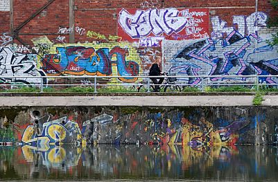 11_15801 - die alte Graffiti spiegelt sich in dem angelgten See im ehemaligen Wendebecken - eine Fahrradfahrerin fhrt am See entlang. ( 07/2007 )