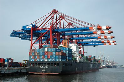 011_14361 - ein Containerschiff am Eurogate; das Schiff wird entladen - ber die Brcken werden Container an Land transportiert und mit einem Container-Carrier an seinen Lagerplatz gebracht.