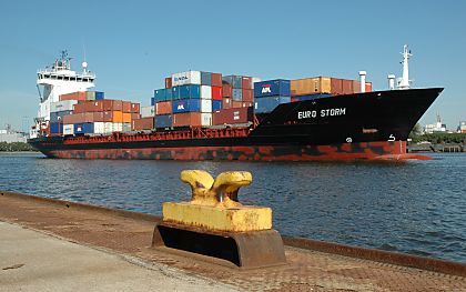 011_14862 - das Containerschiff fhrt Richtung Containerterminal Altenwerder, um dort entladen zu werden; im Vordergrund ein Eisenpoller, an dem Schiffe am Ponton vertut werden. 